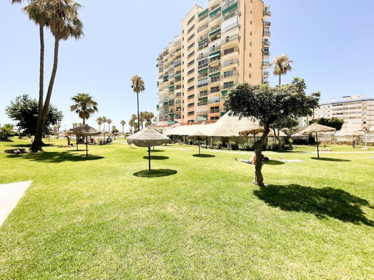 Vistas Al Mar A 1 Min De Playa Con Parkig Gratis Lejlighed Benalmádena Eksteriør billede
